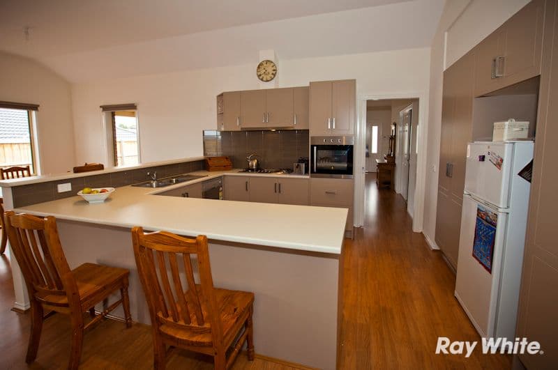 21 Arthur Phillip Drive, PAKENHAM VIC 3810, Pakenham - Thumbnail 2