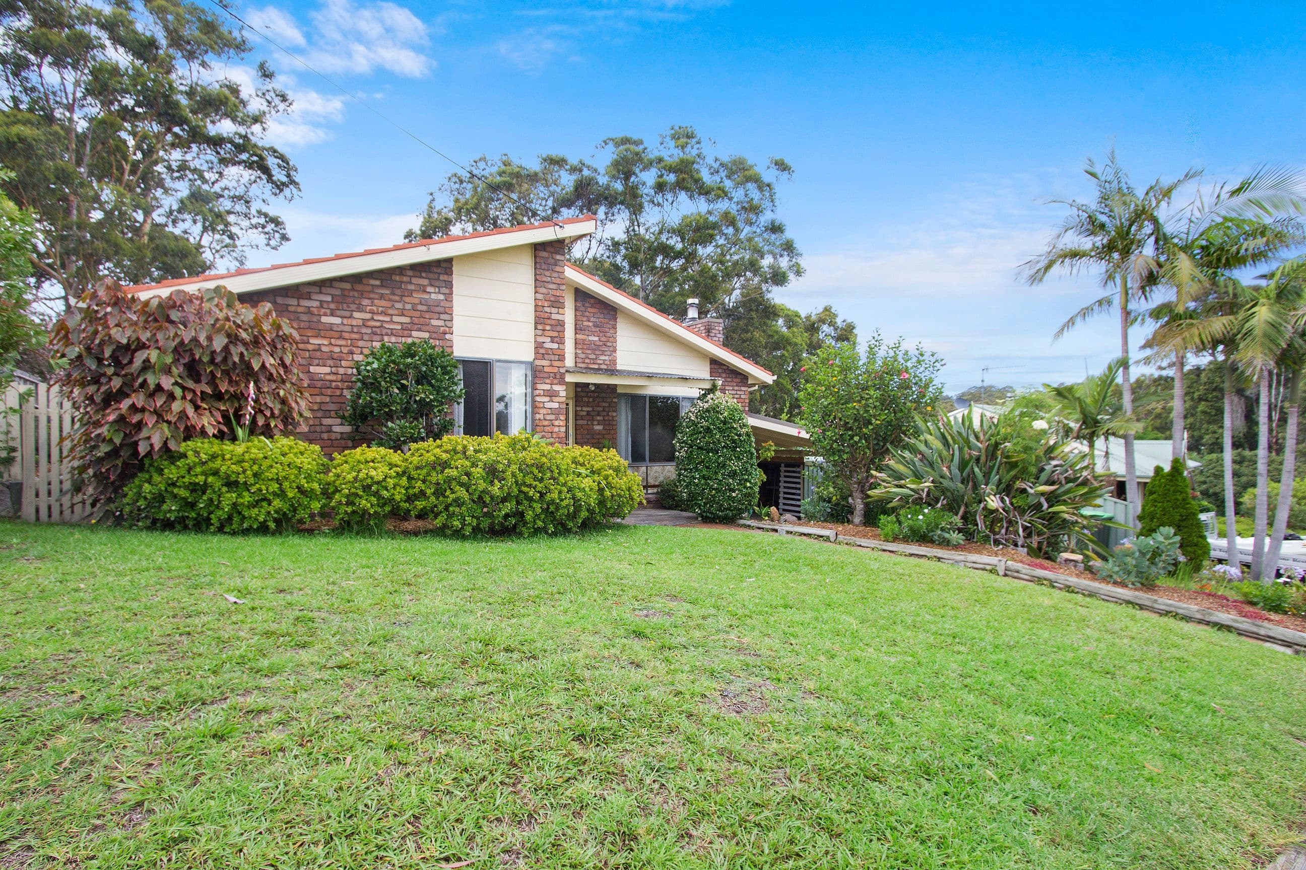 40 Hilltop Crescent, Surf Beach - Image 1