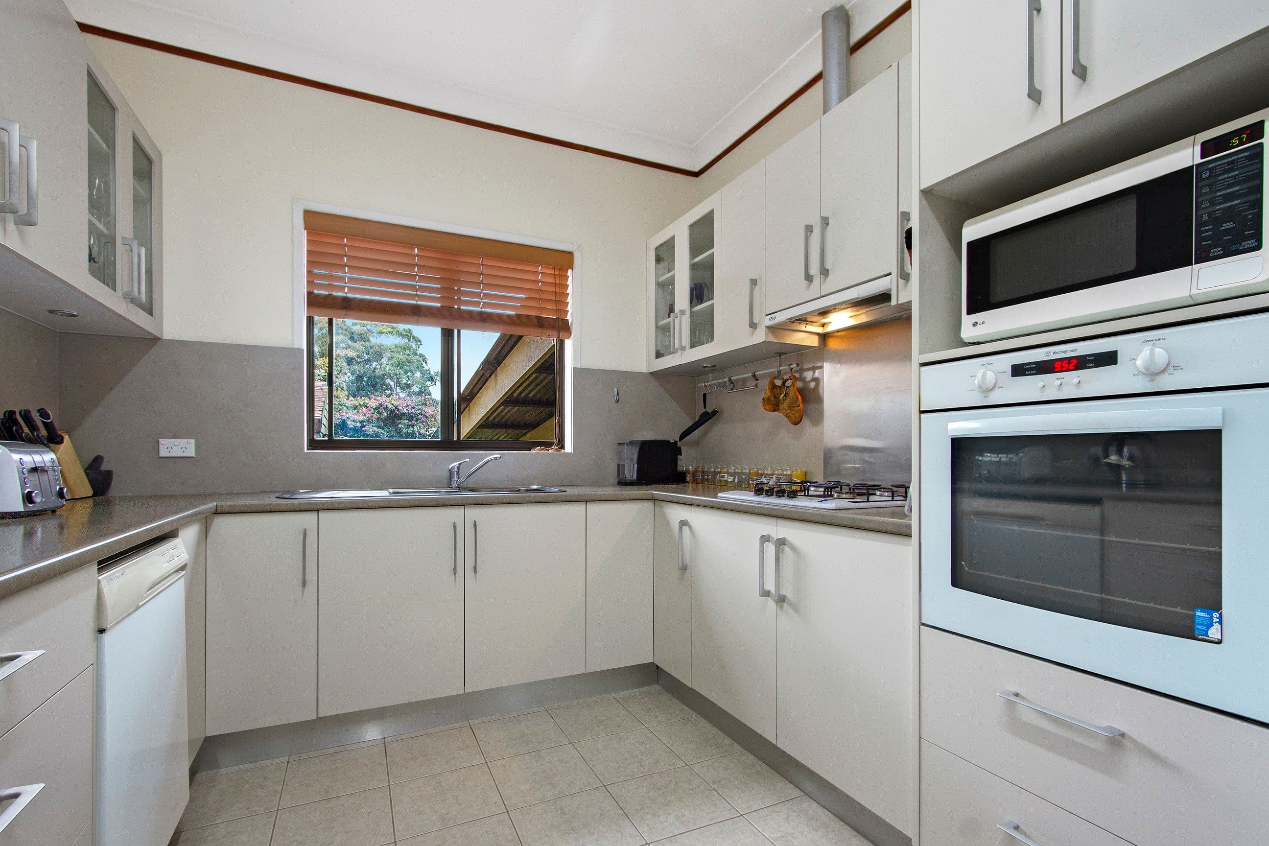 40 Hilltop Crescent, Surf Beach - Thumbnail 5