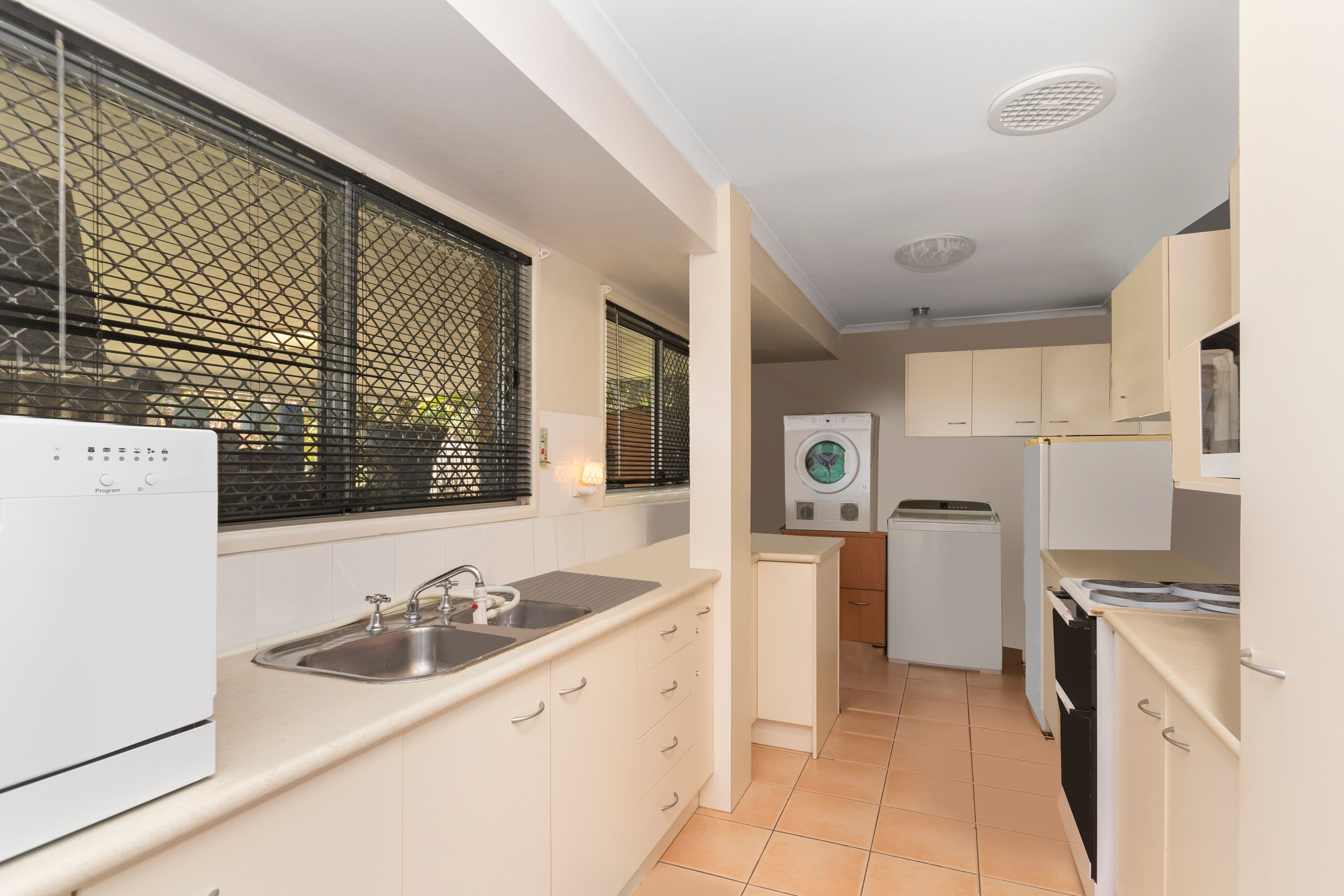 28 Josephine Crescent, Rasmussen QLD 4815, Rasmussen - Thumbnail 3