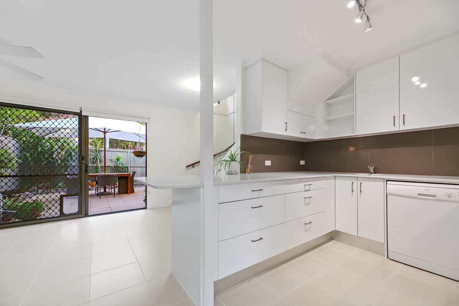 27 Brassey Street, Fairfield QLD 4103, Fairfield - Thumbnail 2