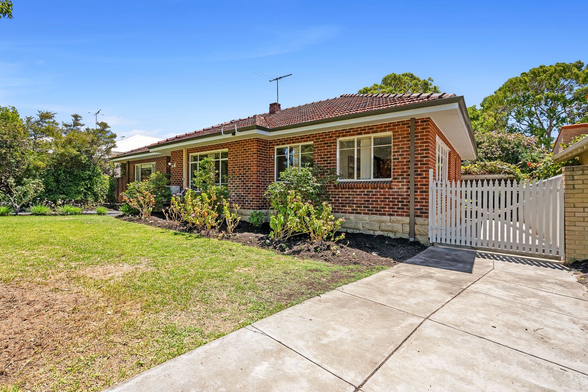 33 Watkins Road, Dalkeith WA 6009, Dalkeith - Thumbnail 2