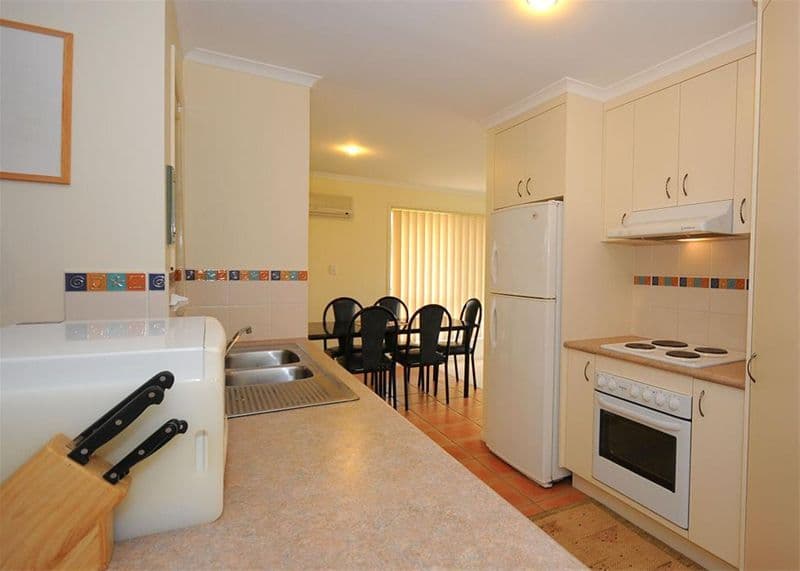 14 Rankin Street, POINT VERNON QLD 4655, Point Vernon - Thumbnail 4