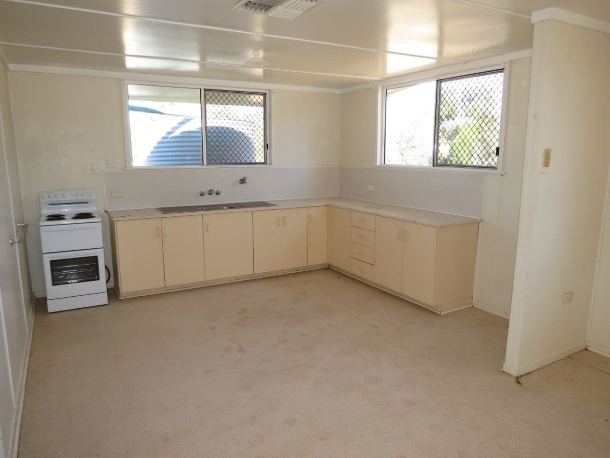 11 Zamia Street, SPRINGSURE QLD 4722, Springsure - Thumbnail 3