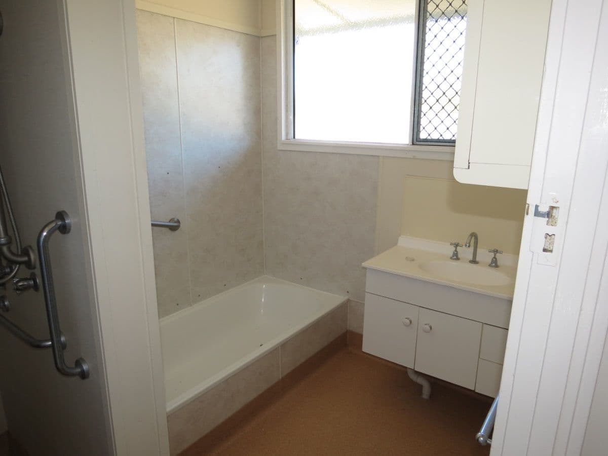 11 Zamia Street, SPRINGSURE QLD 4722, Springsure - Thumbnail 4