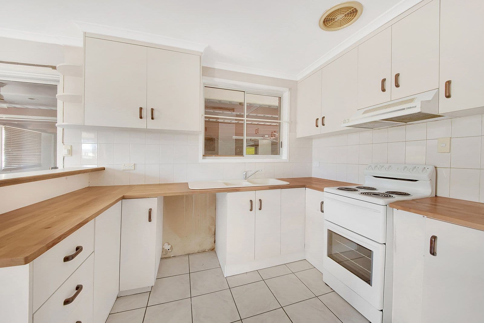 43 Rossella Street, West Gladstone QLD 4680, West Gladstone - Thumbnail 2