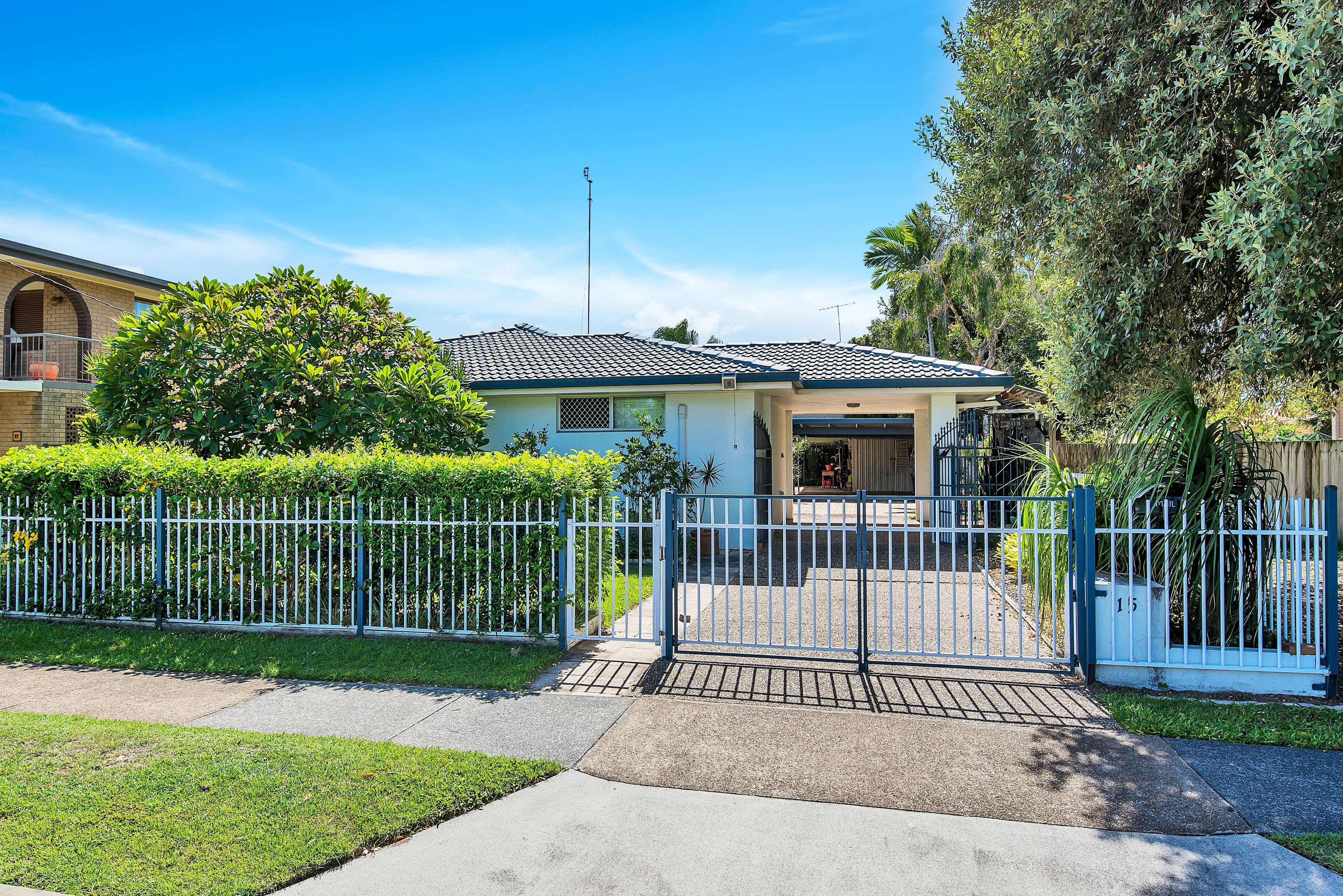 15 Abalone Avenue, Paradise Point QLD 4216, Paradise Point - Thumbnail 2