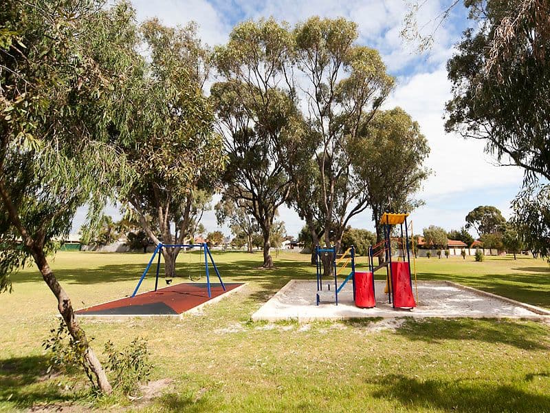 37 Gumnut Crescent, SAFETY BAY WA 6169, Safety Bay - Thumbnail 5