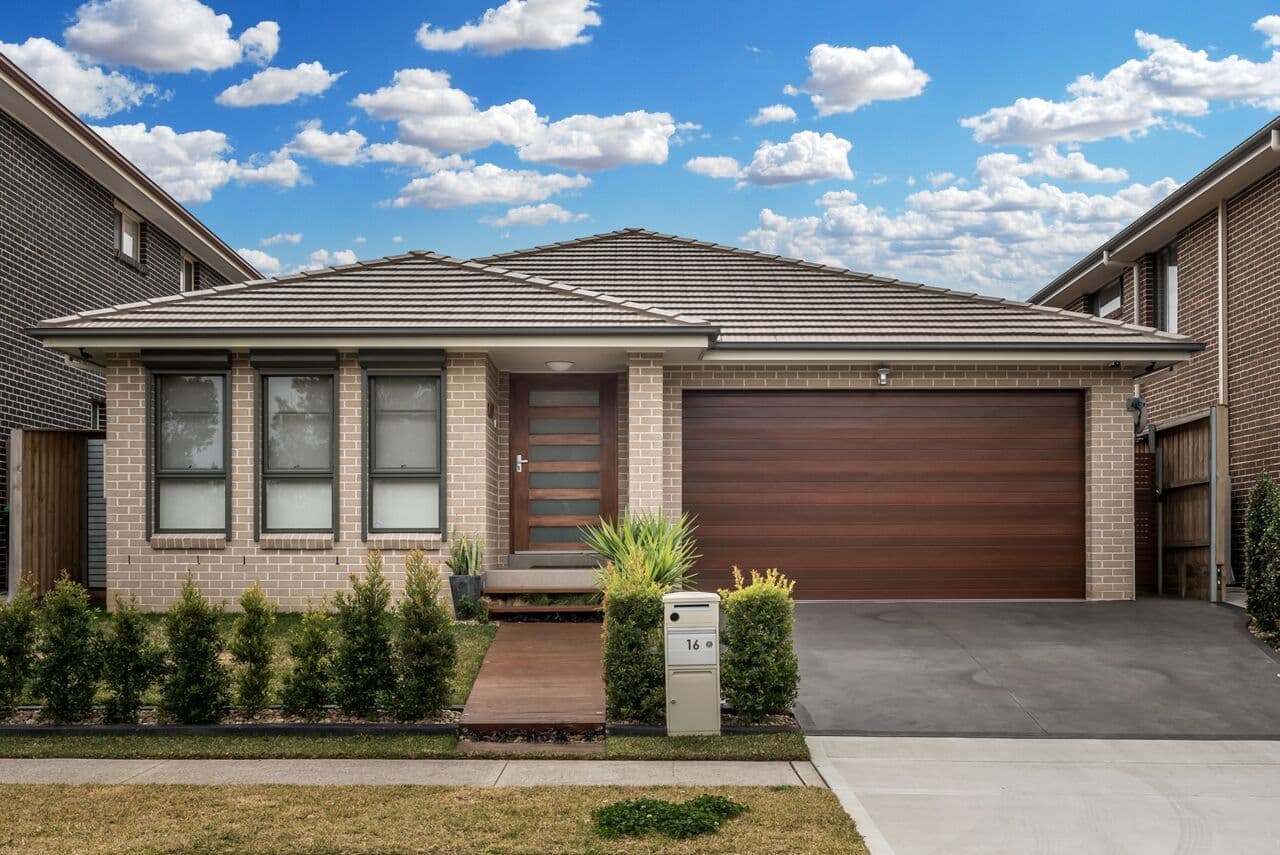 16 Rosedale Circuit, Carnes Hill - Thumbnail 2