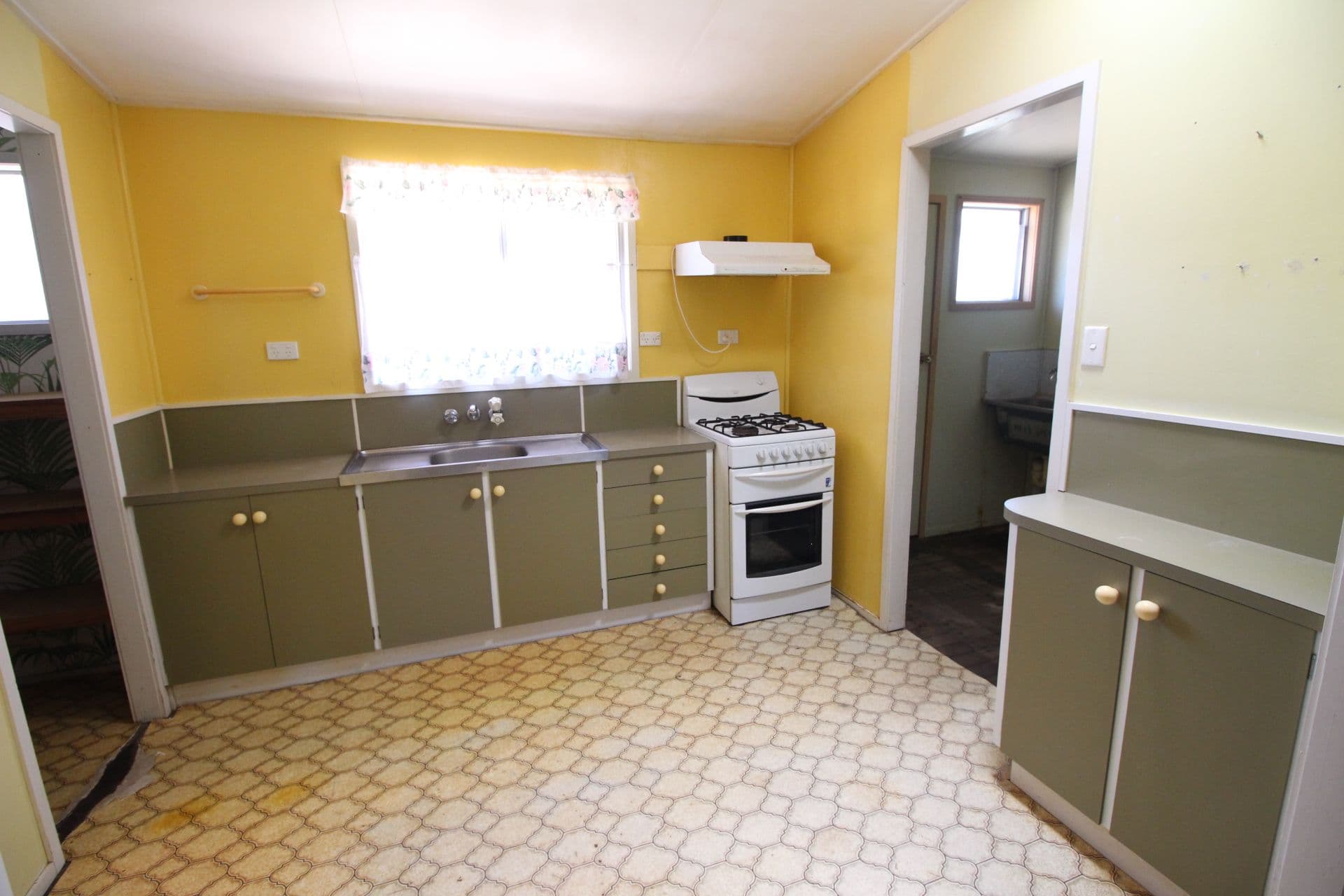 5 Poole Street, Sarina Beach QLD 4737, Sarina Beach - Thumbnail 2