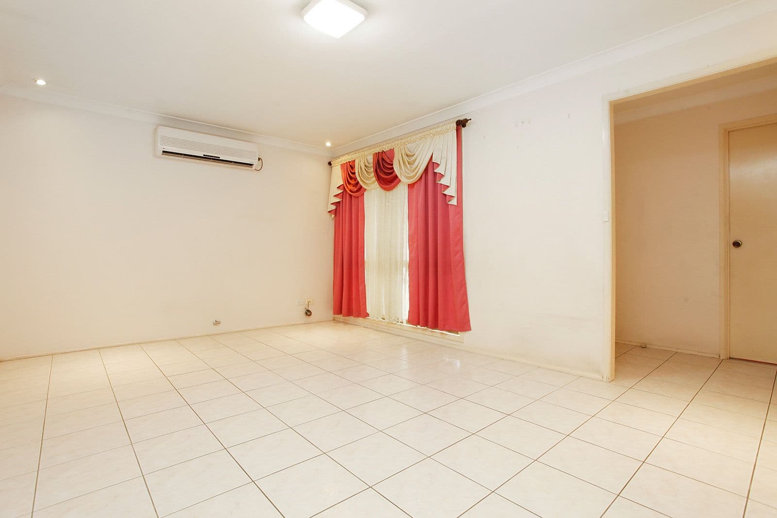 10 Stedham Grove, Oakhurst - Thumbnail 2
