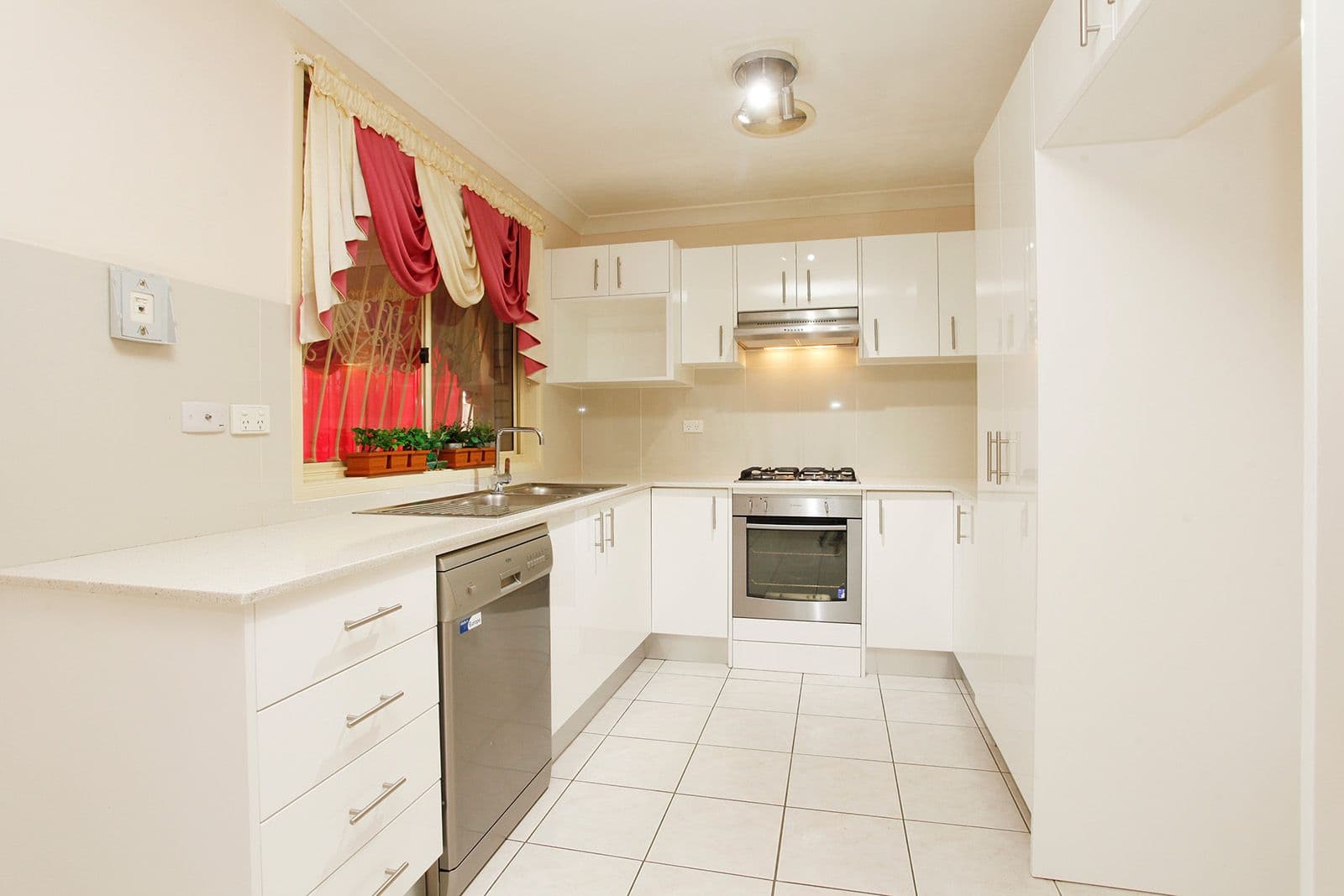 10 Stedham Grove, Oakhurst - Thumbnail 3