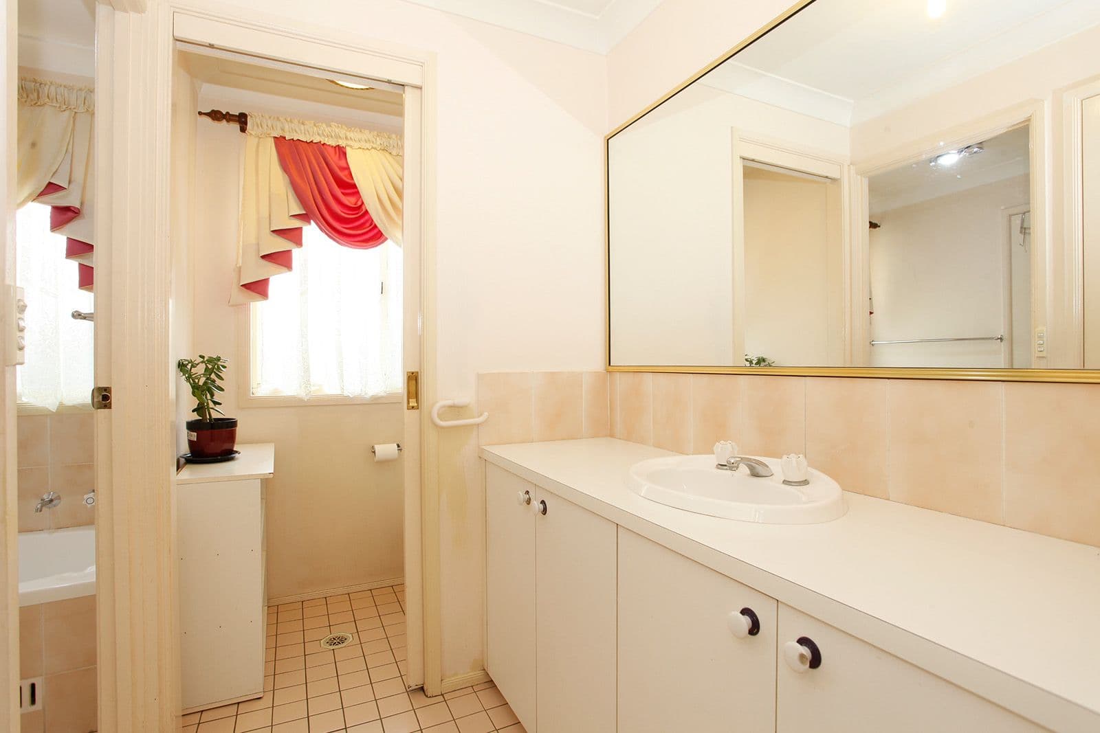10 Stedham Grove, Oakhurst - Thumbnail 4