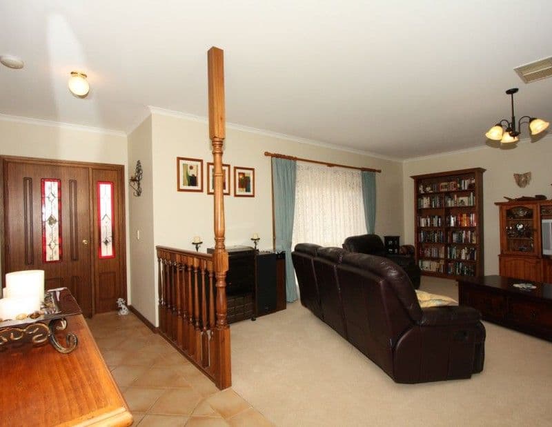 4 Crocker Crescent, LOXTON SA 5333, Loxton - Thumbnail 2