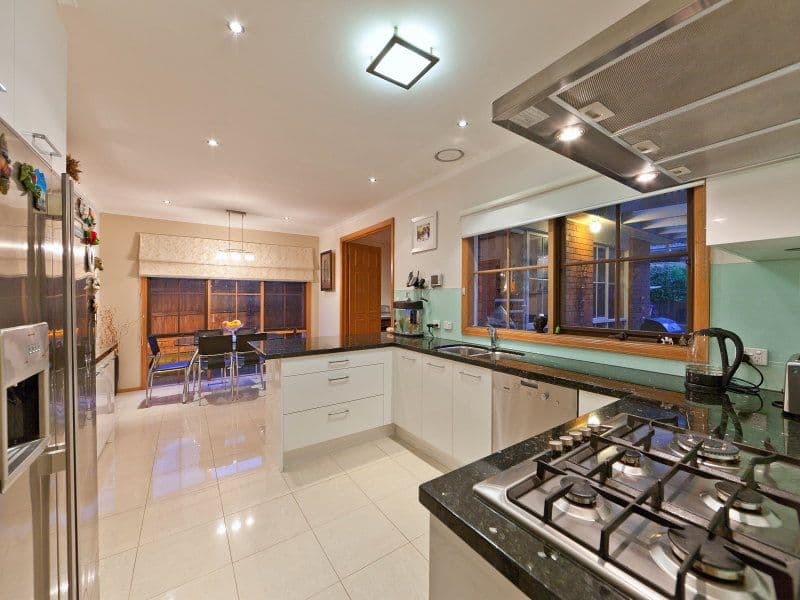 5 Connaught Place, GLEN WAVERLEY VIC 3150, Glen Waverley - Thumbnail 2