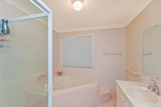 35 Harrier Drive, BURLEIGH WATERS QLD 4220, Burleigh Waters - Thumbnail 6
