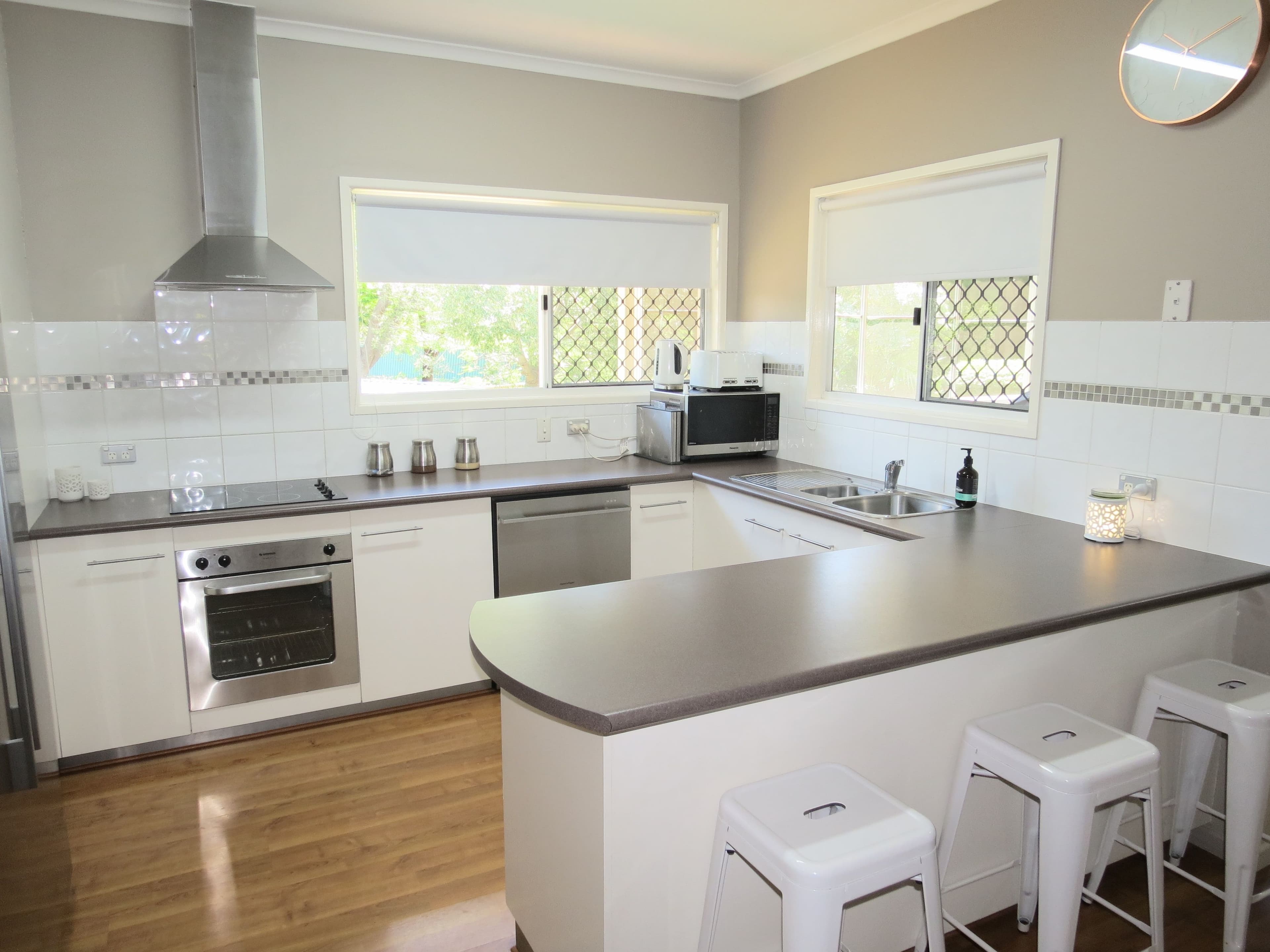 10 Barry Street, Emerald QLD 4720, Emerald - Thumbnail 2