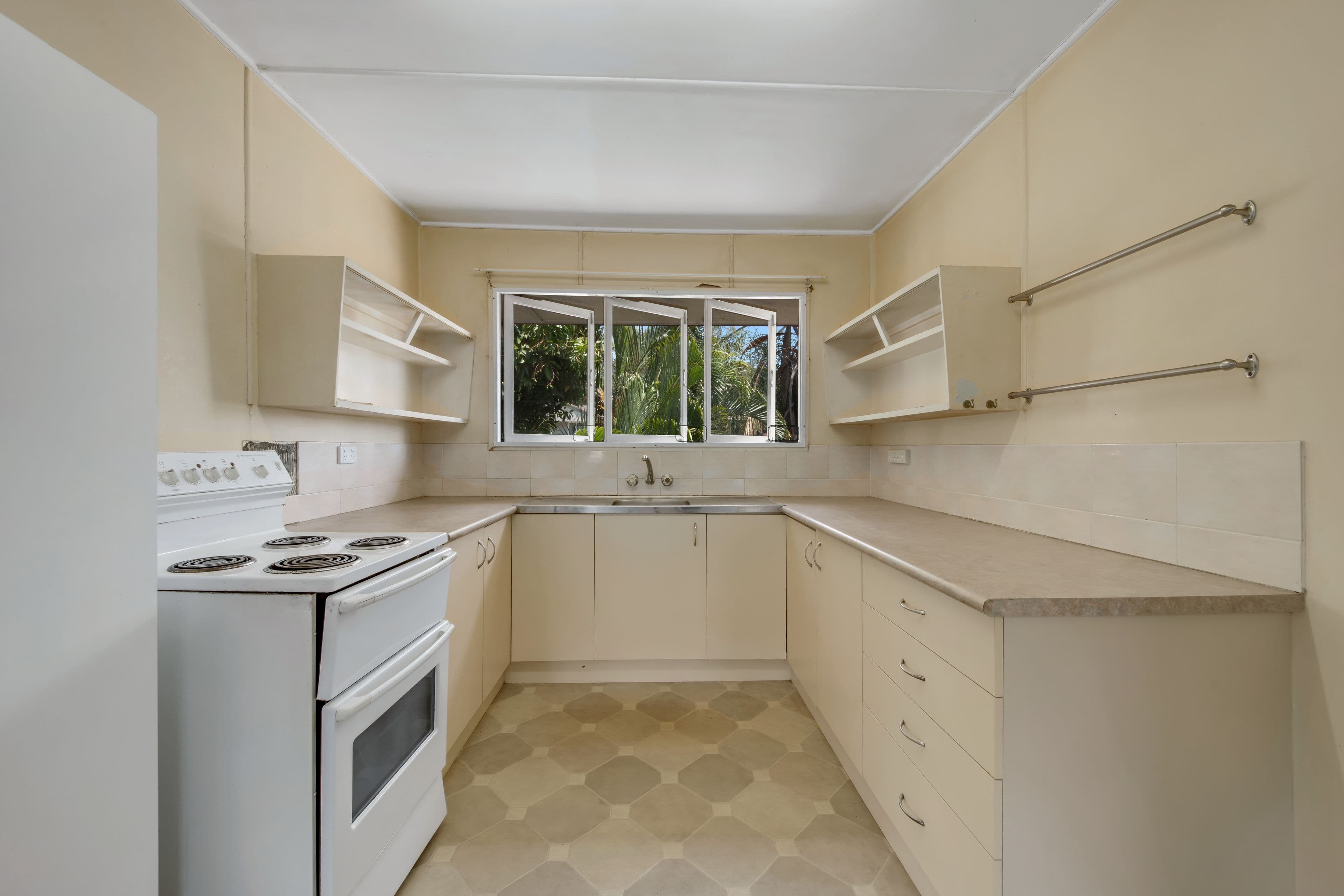 2 Carron Street, West Gladstone QLD 4680, West Gladstone - Thumbnail 4