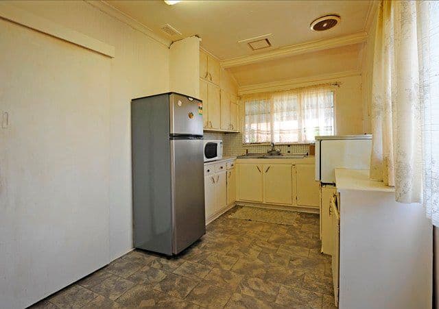 30 Summerhill Road, RESERVOIR VIC 3073, Reservoir - Thumbnail 4