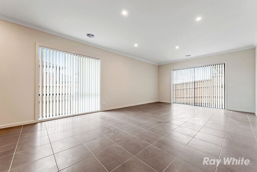 8 Arbourton Avenue, ROCKBANK VIC 3335, Rockbank - Thumbnail 3