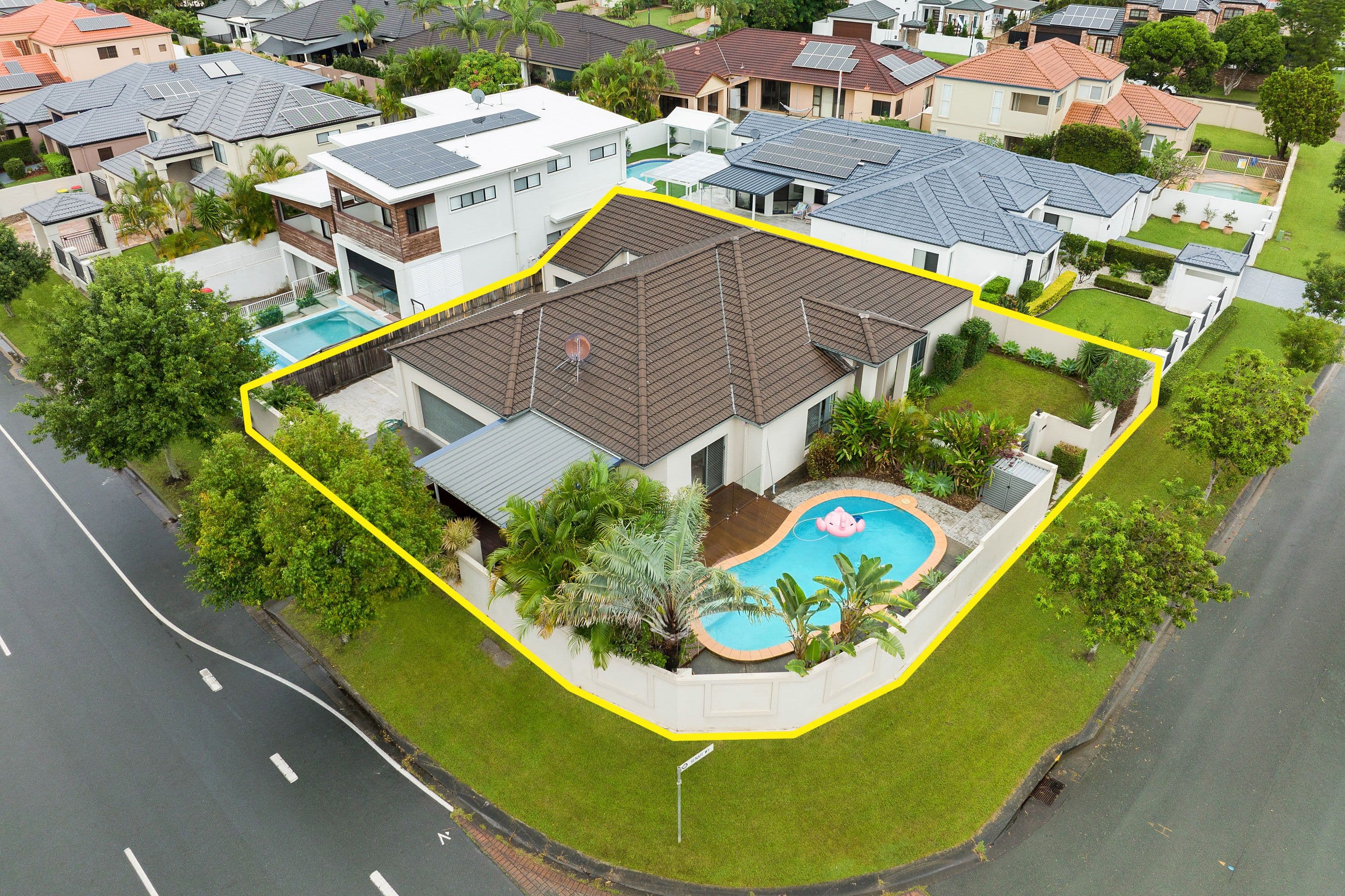 2 Renate Way, Benowa Waters QLD 4217, Benowa - Thumbnail 2