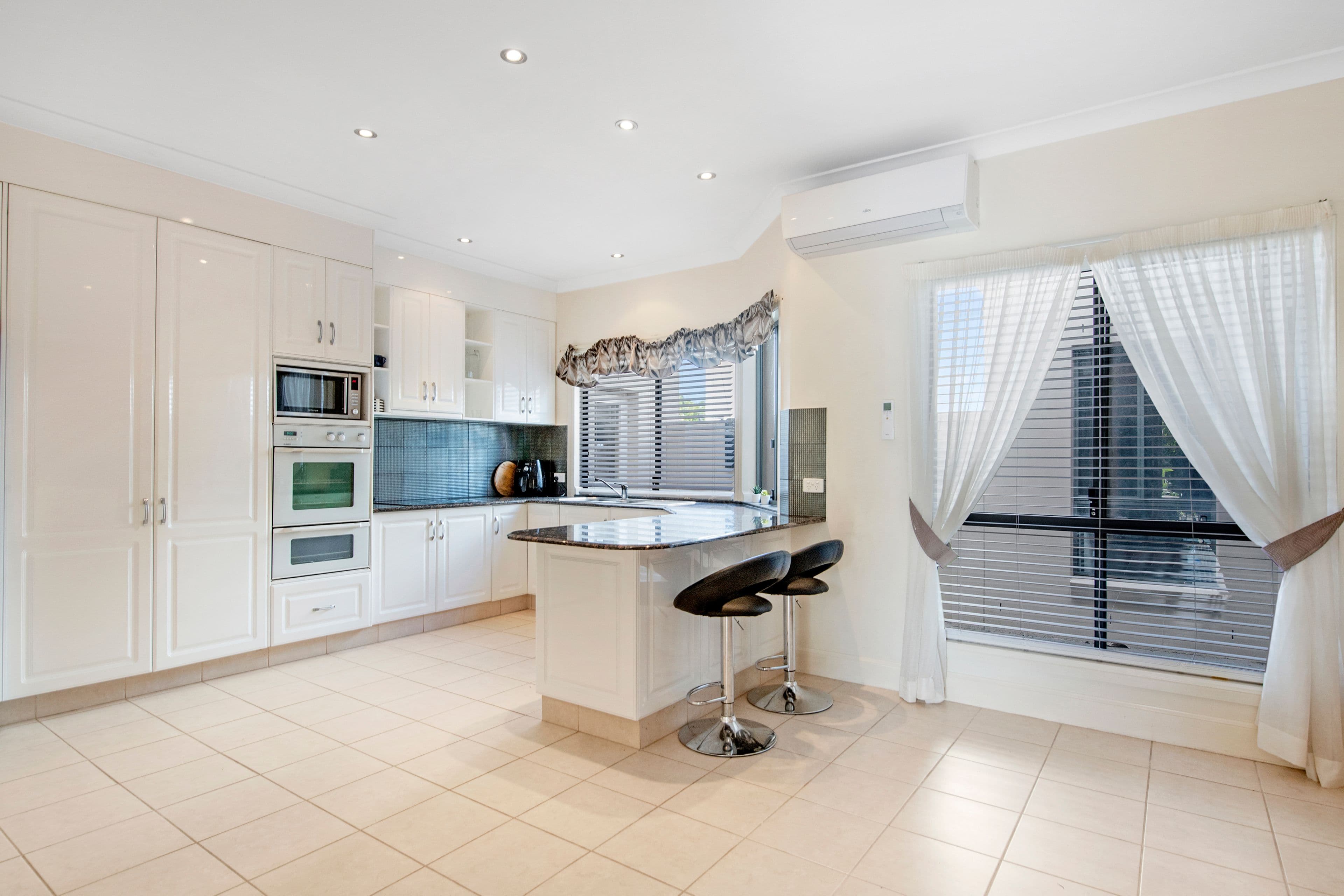 2 Renate Way, Benowa Waters QLD 4217, Benowa - Thumbnail 7