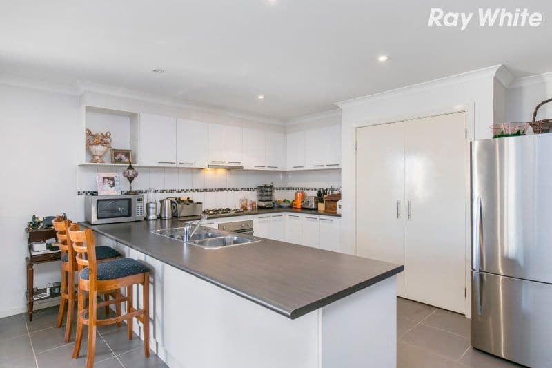 4 Brockman Street, Cranbourne East VIC 3977, Cranbourne East - Thumbnail 3