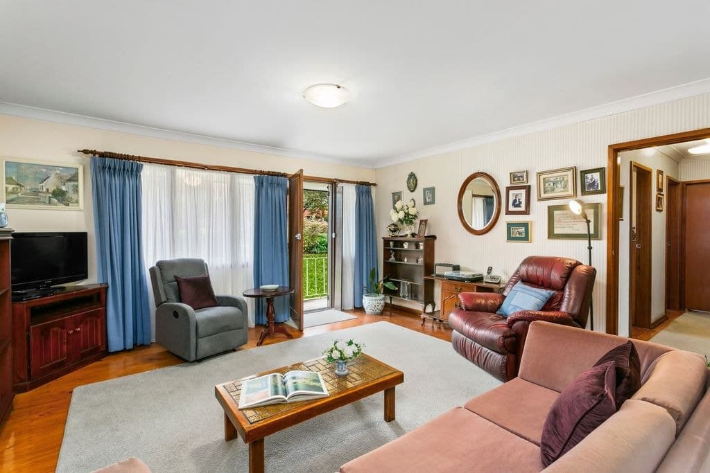 8 Charlotte Street, Dundas Valley - Thumbnail 2
