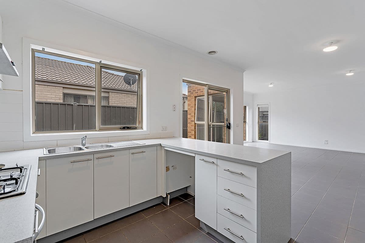 61 Kinglake Crescent, Craigieburn VIC 3064, Craigieburn - Thumbnail 3