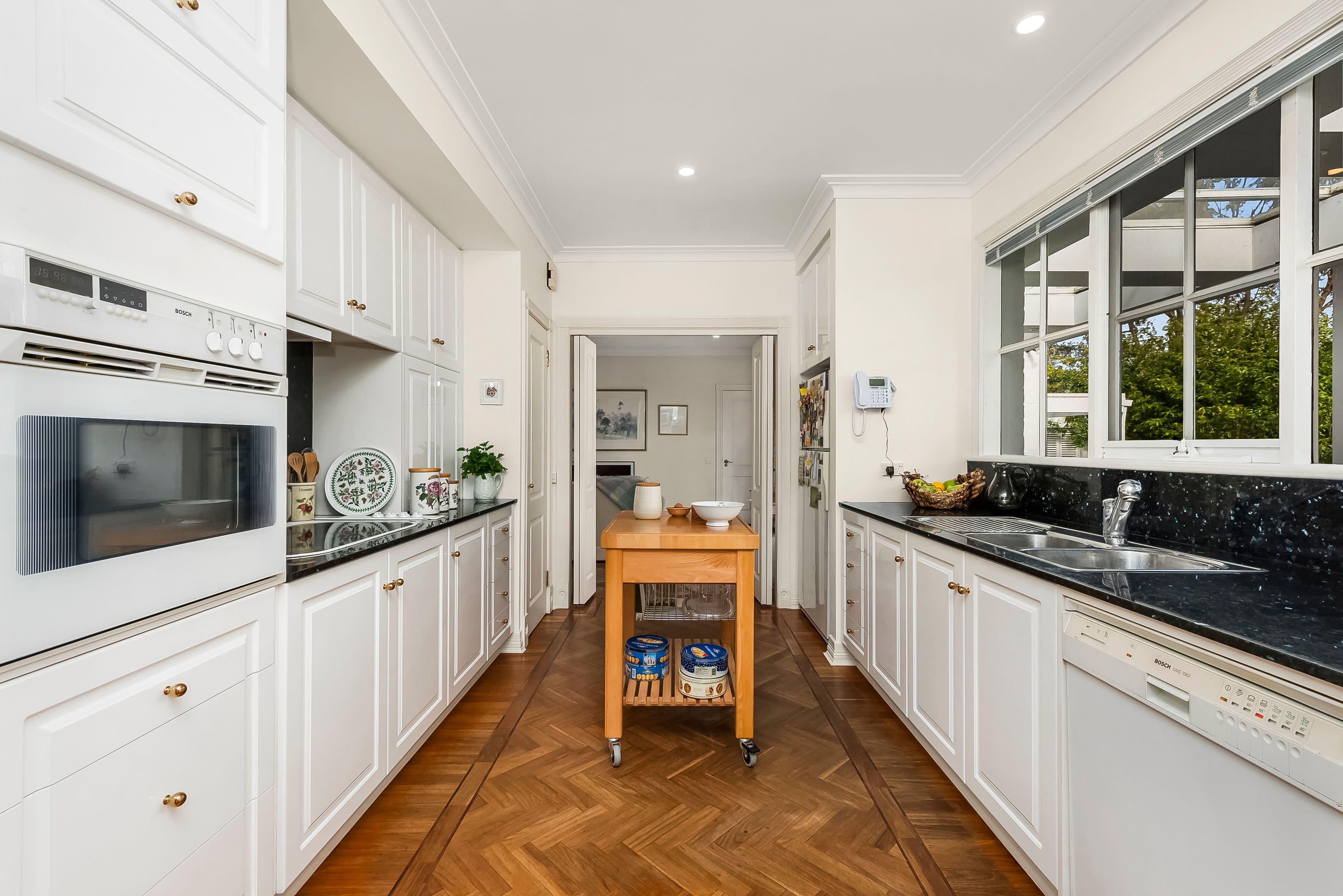 2 Dunsmuir Drive, Mount Waverley VIC 3149, Mount Waverley - Thumbnail 3