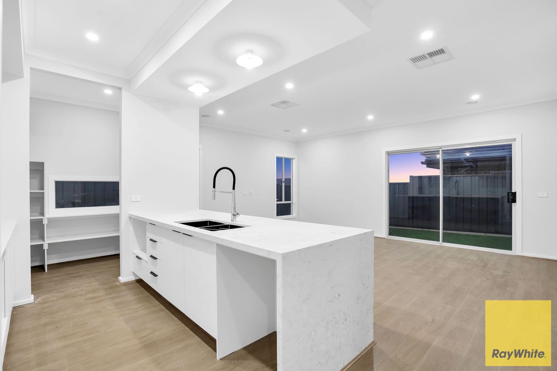 10 Porter Street, Werribee VIC 3030, Werribee - Thumbnail 2
