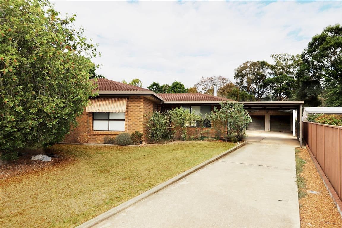 27 Wattle Crescent, Tumut - Image 1
