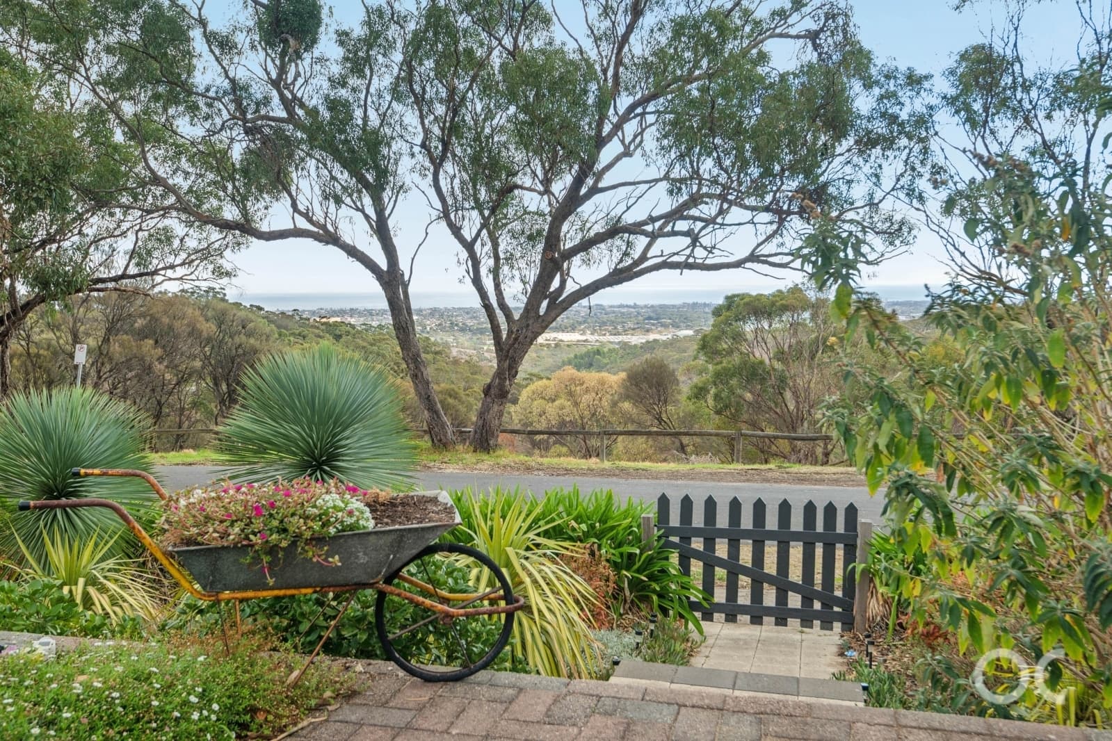 8 & 8a Dale Road, Eden Hills - Thumbnail 2