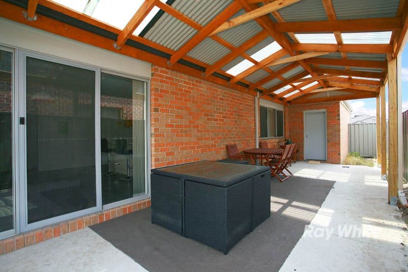 19 Northumbria Street, CRANBOURNE EAST VIC 3977, Cranbourne East - Thumbnail 3