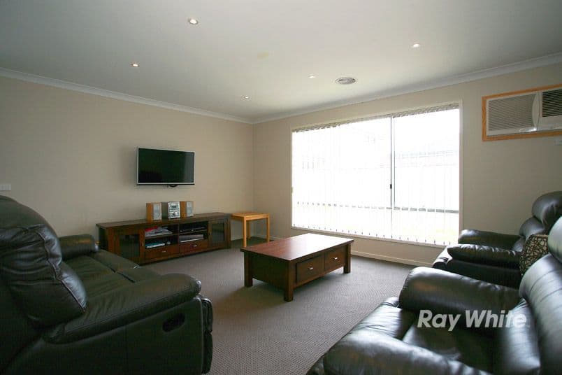19 Northumbria Street, CRANBOURNE EAST VIC 3977, Cranbourne East - Thumbnail 4