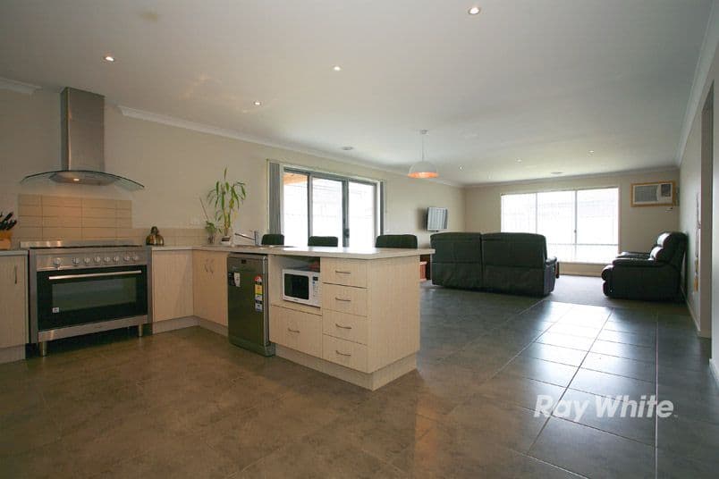 19 Northumbria Street, CRANBOURNE EAST VIC 3977, Cranbourne East - Thumbnail 6
