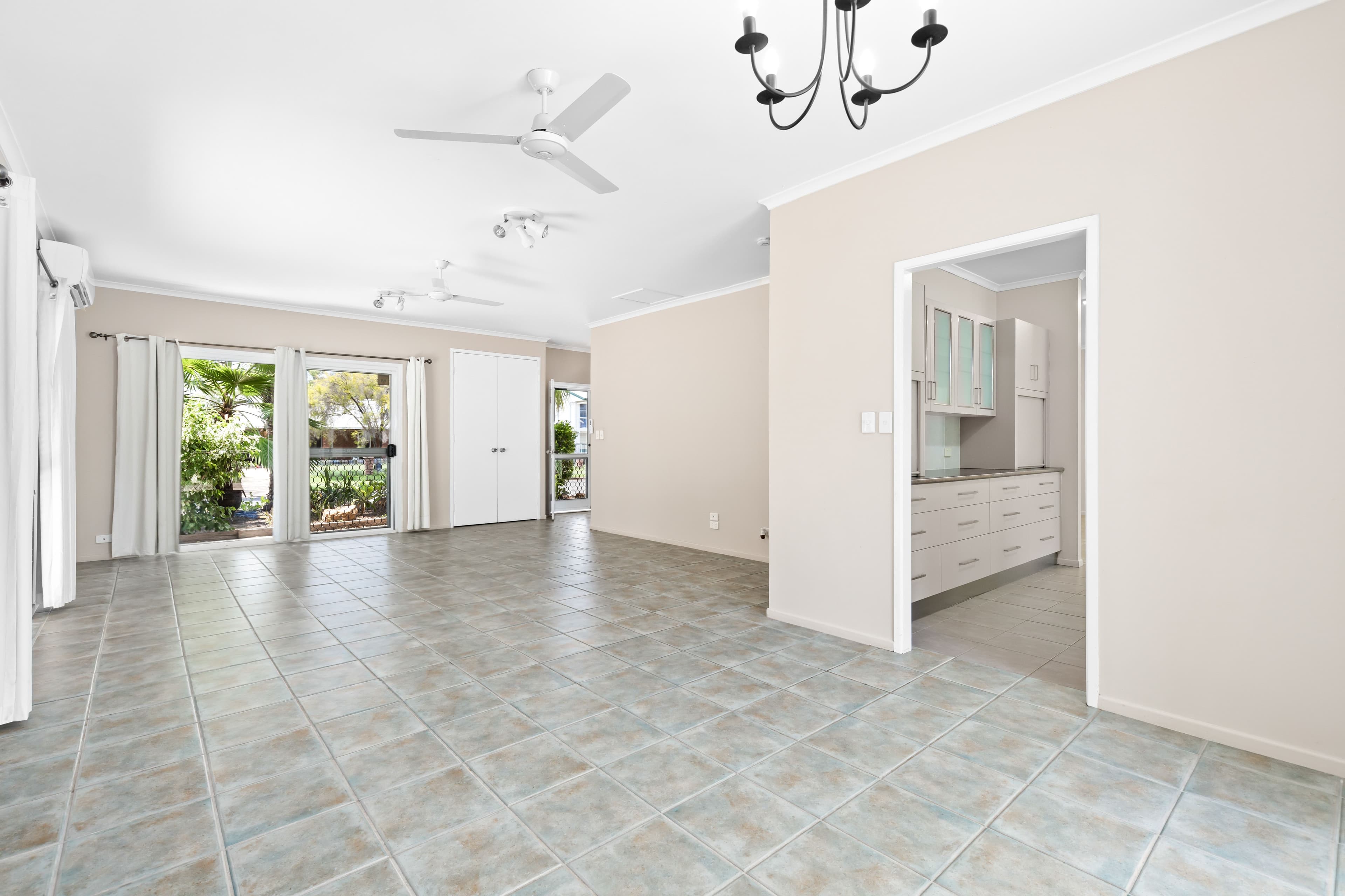 15 Dawn Crescent, Emerald QLD 4720, Emerald - Thumbnail 8