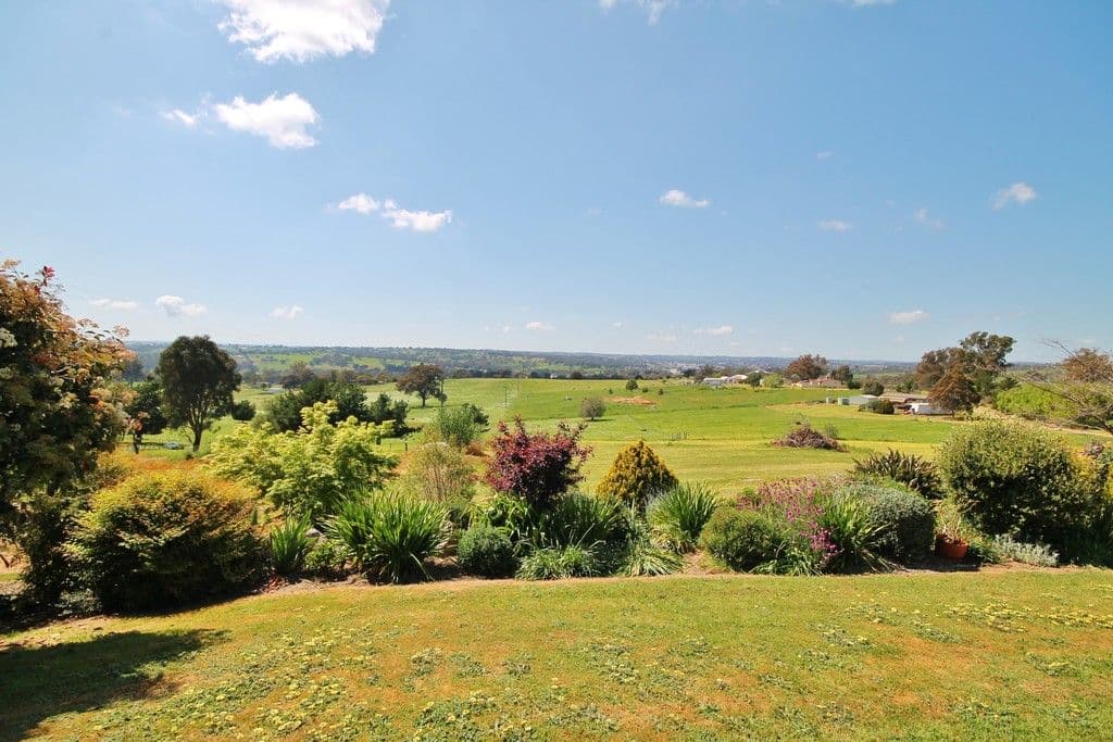 130 Belmore Road, Young NSW 2594, Young - Thumbnail 2