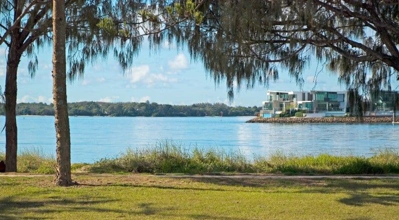 18 Victor Avenue, PARADISE POINT QLD 4216, Paradise Point - Thumbnail 4