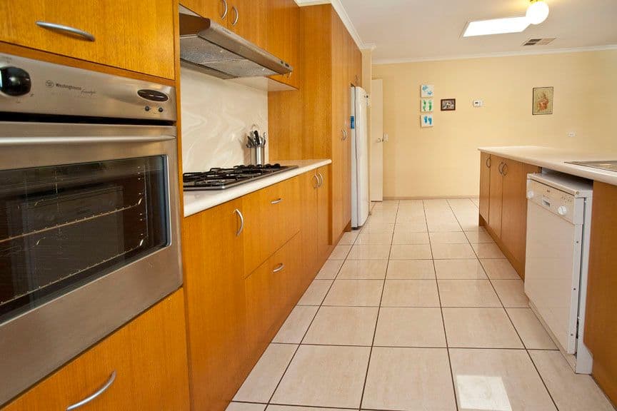 6 Heysham Drive, WHEELERS HILL VIC 3150, Wheelers Hill - Thumbnail 2