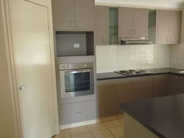 23 Berghofer Drive, OAKEY QLD 4401, Oakey - Thumbnail 5