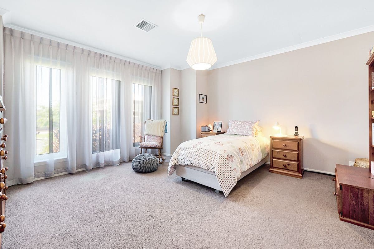 14 Burford Way, Cranbourne North VIC 3977, Cranbourne North - Thumbnail 3