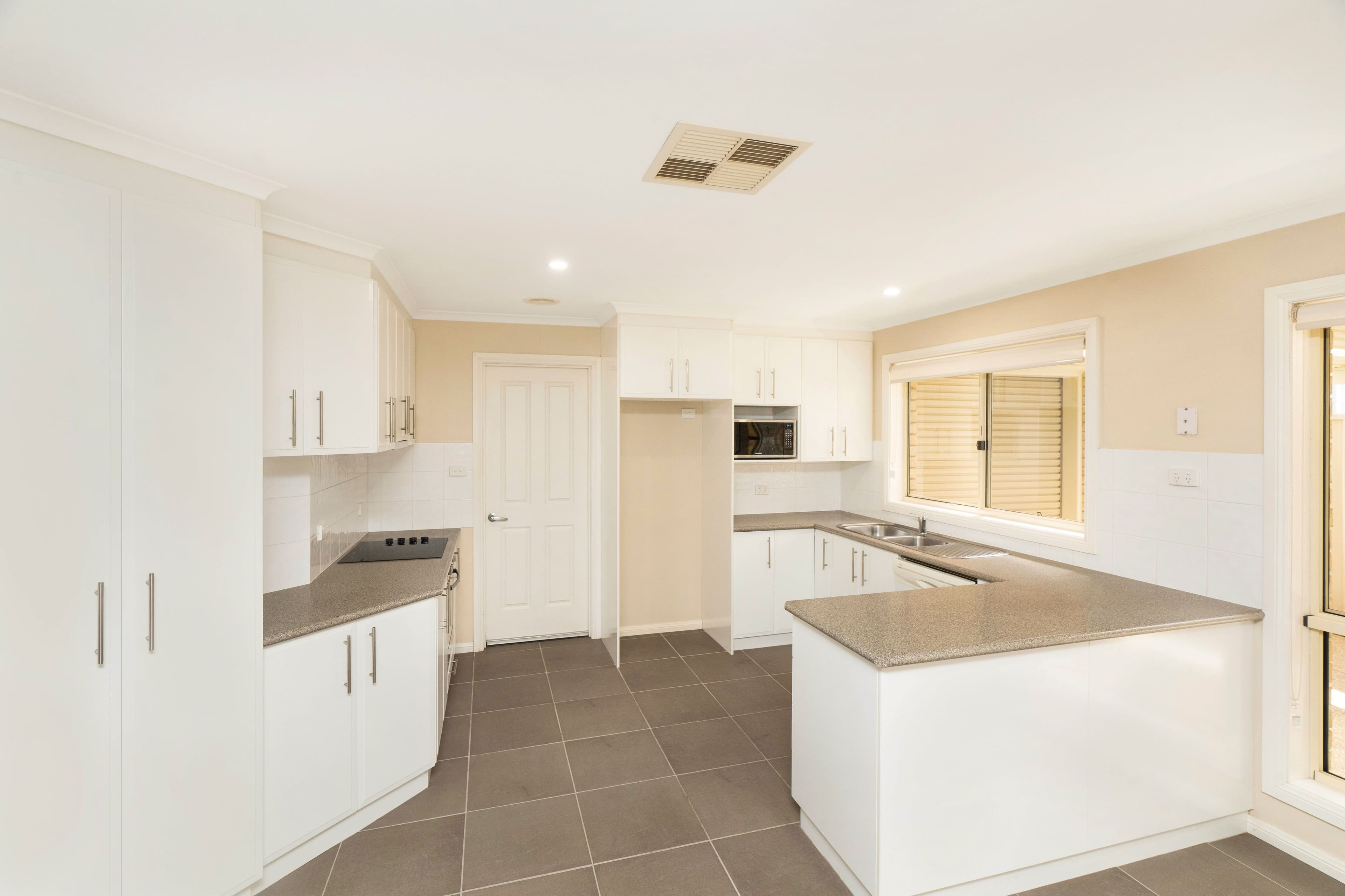 7 Birri Place, Glenfield Park NSW 2650, Glenfield Park - Thumbnail 2