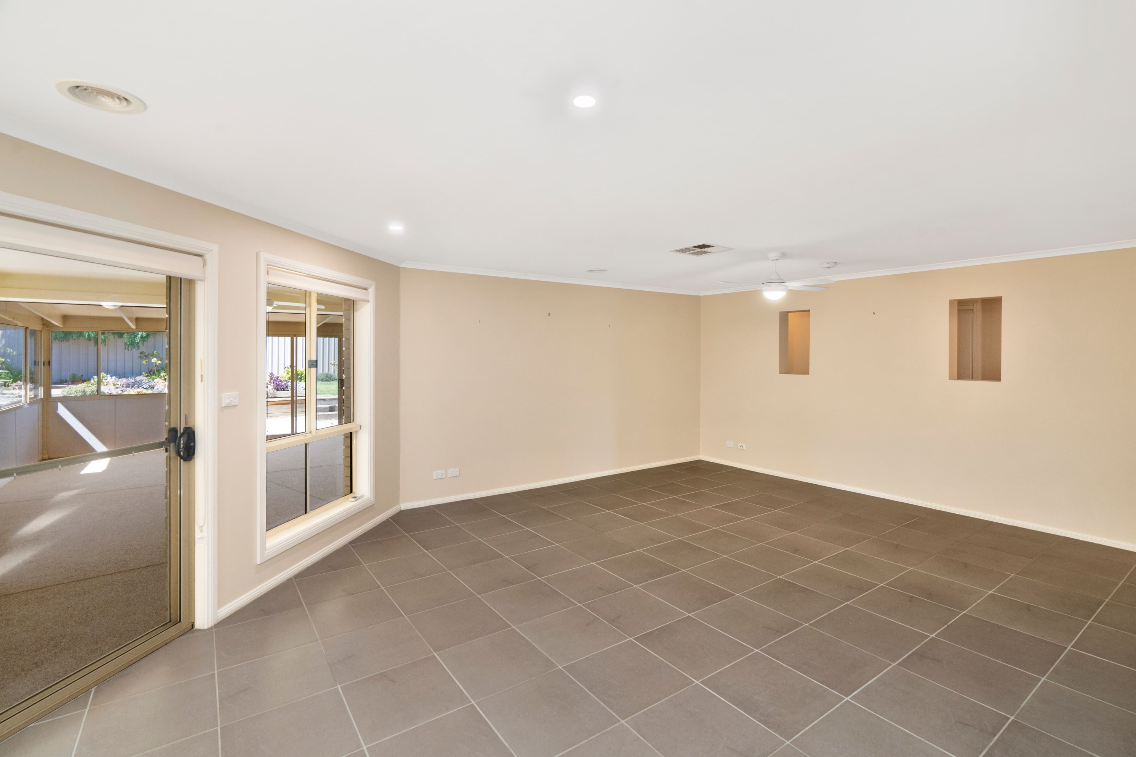 7 Birri Place, Glenfield Park NSW 2650, Glenfield Park - Thumbnail 3