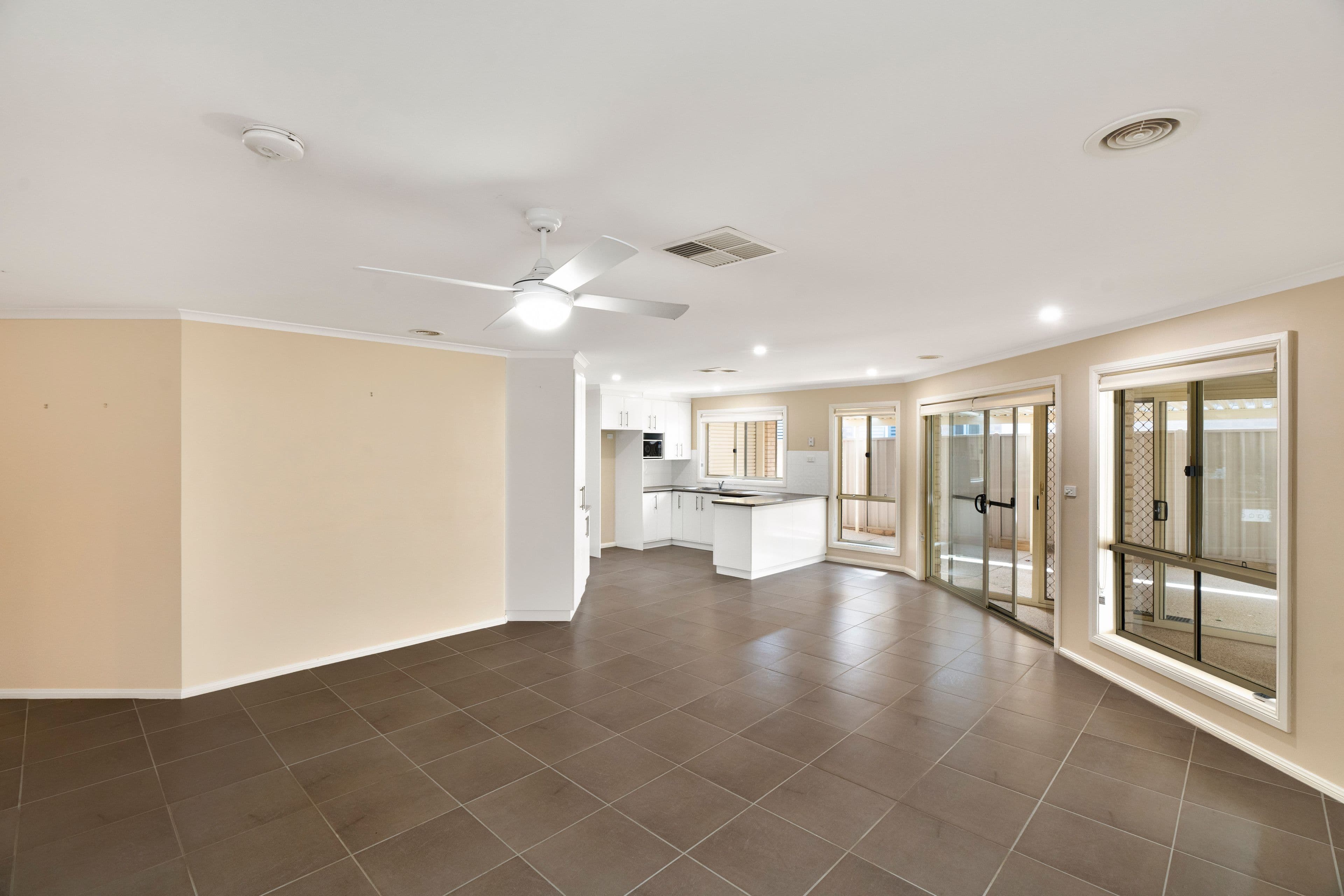 7 Birri Place, Glenfield Park NSW 2650, Glenfield Park - Thumbnail 4