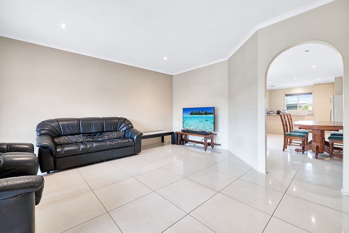 16 Forsyth Court, Cranbourne North VIC 3977, Cranbourne North - Thumbnail 2