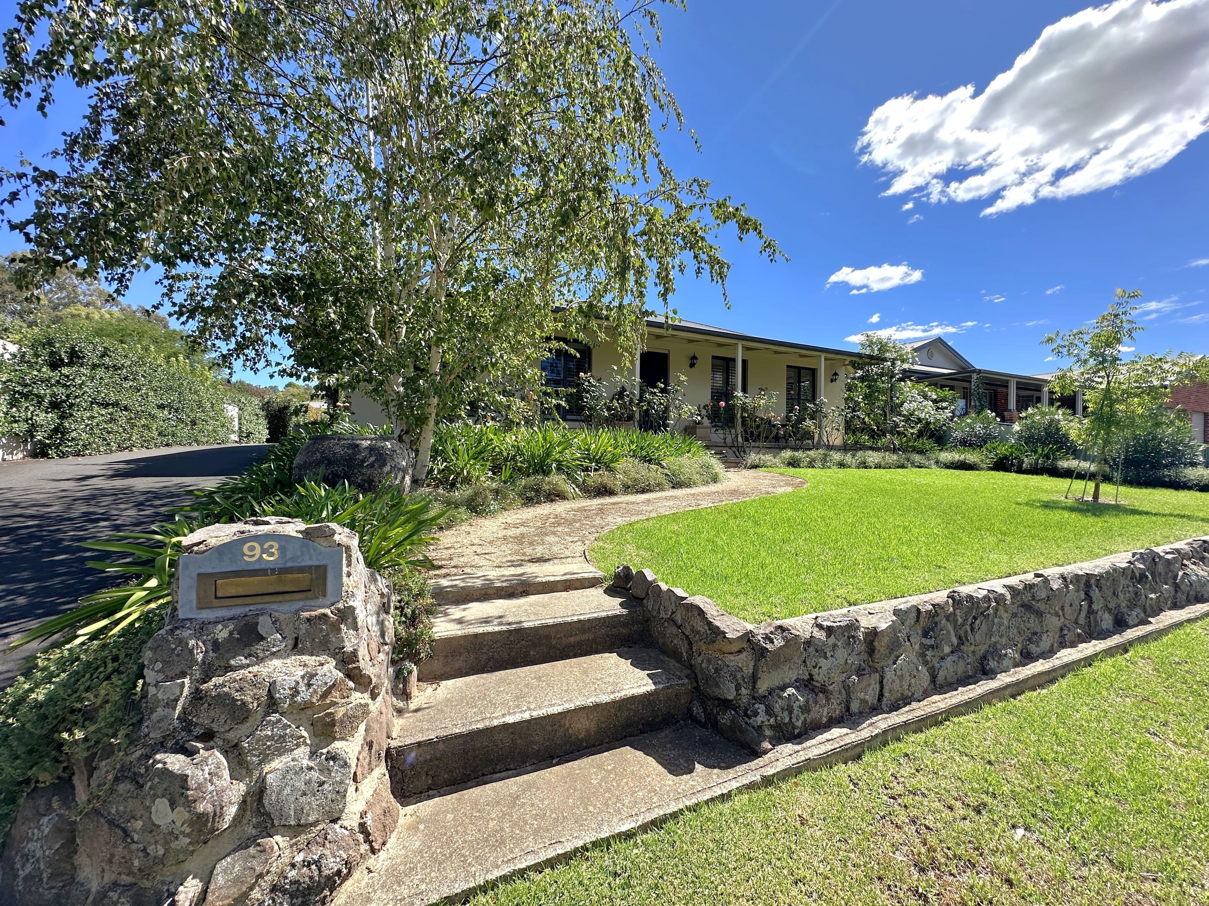 93 Binalong Street, Young NSW 2594, Young - Thumbnail 2