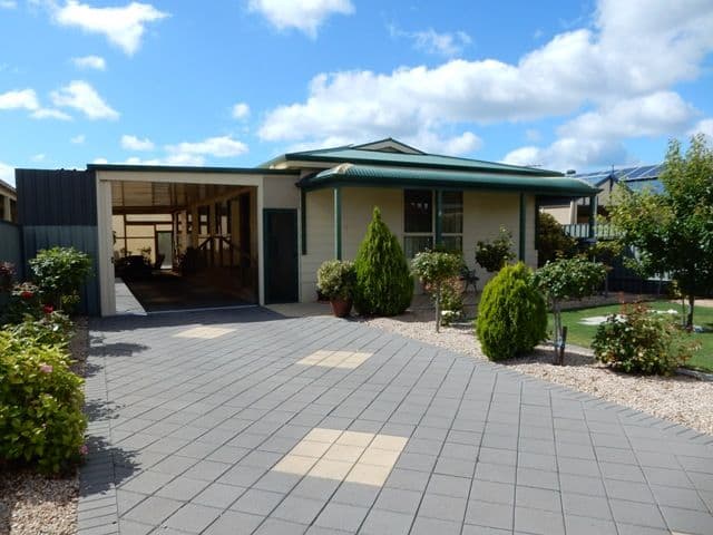 17 Mcfarlane Street, Robe SA 5276, Robe - Image 1