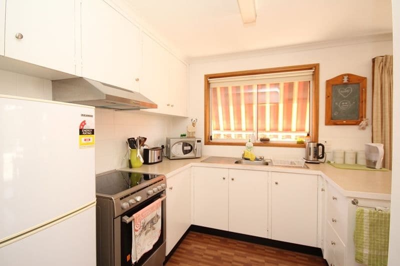 10 Robinson Street, Horsham VIC 3400, Horsham - Thumbnail 2