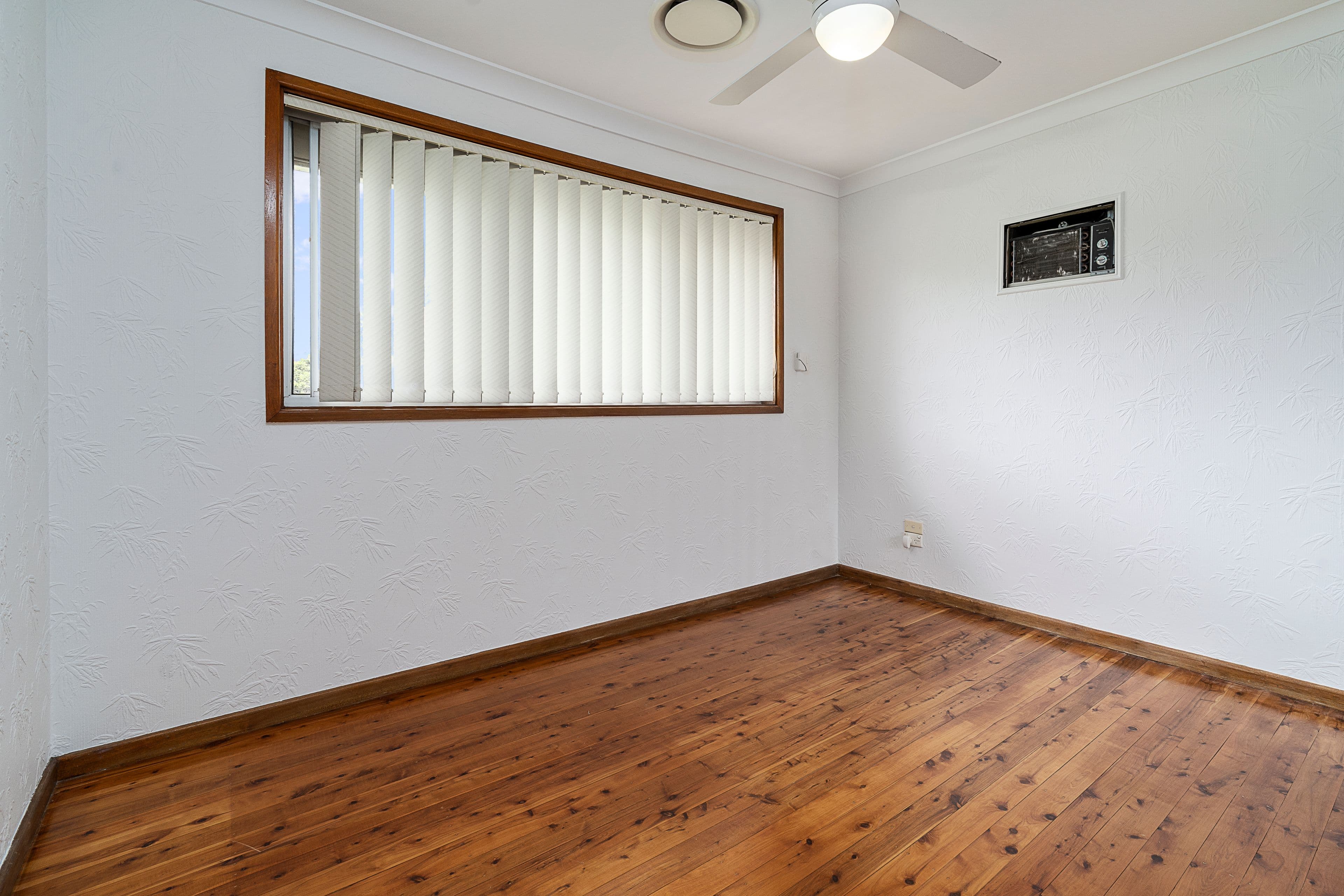4 Canberra Crescent, Campbelltown NSW 2560, Campbelltown - Thumbnail 7